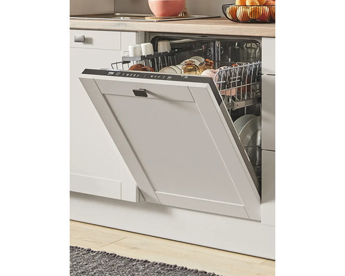 Offener Geschirrspüler in einer hellen Küche.