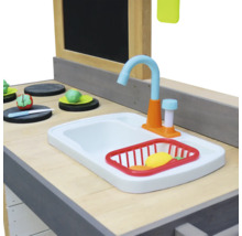 Detailansicht einer Spielküche mit Spüle, Wasserhahn und Spielzeuglebensmitteln