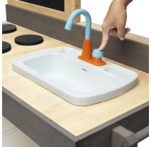Spielküchenspüle mit Armatur und fließendem Wasser