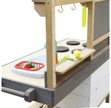 Detailansicht einer Spielküche aus Holz mit Spüle, Herdplatten und Zubehör.