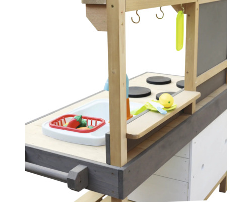 Detailansicht einer Spielküche aus Holz mit Spüle, Herdplatten und Zubehör.