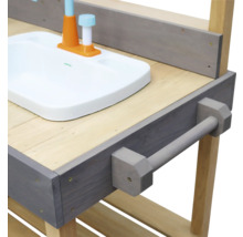 Detailansicht einer Kinderspielküche mit Spüle, Armatur und Handtuchhalter aus Holz