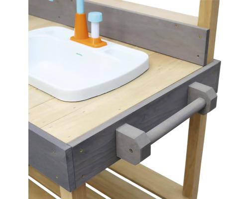 Detailansicht einer Kinderspielküche mit Spüle, Armatur und Handtuchhalter aus Holz