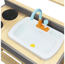 Detailansicht eines Spielküchenspülbeckens mit Wasserhahn und Spülmittelspender