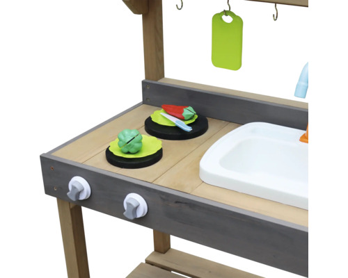 Detailansicht einer Spielküche aus Holz mit Spüle, Kochfeld und Spielzeuglebensmitteln