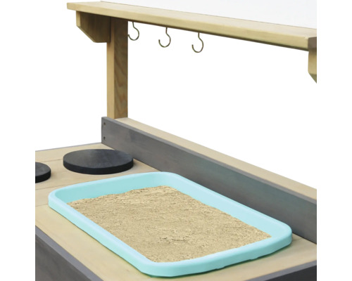 Spielküche aus Holz mit Hakenleiste und Sandkasten