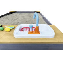 Vue détaillée d''un bac à sable avec évier de cuisine jouet et jouets