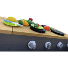 Cuisine jouet avec des aliments jouets tels que citron, maïs, poivron, tomate et carotte