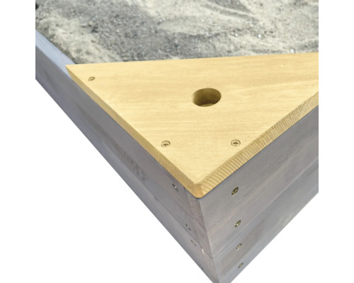 Vue détaillée d''un bac à sable avec couvercle en bois et sable