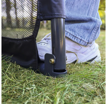 Detailansicht eines stabilen Zaunfußes auf Rasen