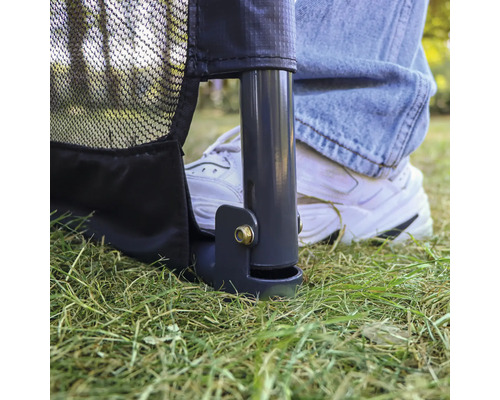 Detailansicht eines stabilen Zaunfußes auf Rasen