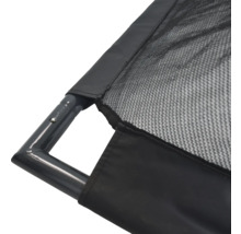 Detailansicht eines Trampolins mit Rahmen, Netz und Randabdeckung.