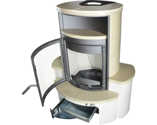 Kaminofen mit offener Tür und herausgezogener Schublade für Asche