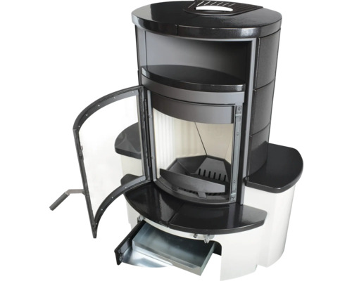 Kaminofen mit offener Tür und Schublade