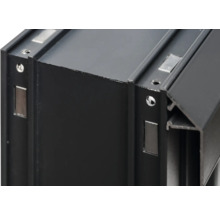 Detailansicht eines schwarzen Aluminiumprofils mit Schrauben und Magneten.