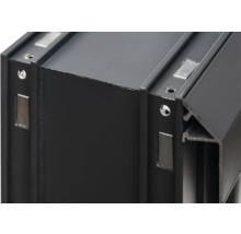 Detailansicht eines schwarzen Aluminiumrahmens mit Befestigungslöchern und Magneten