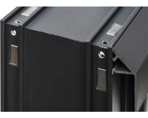 Detailansicht eines schwarzen Aluminiumrahmens mit Befestigungslöchern und Magneten