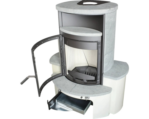 Kaminofen mit offener Tür und Schublade