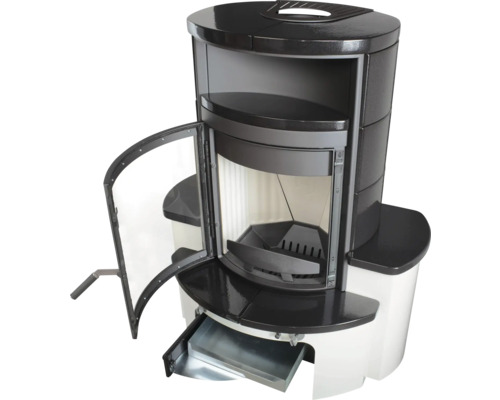 Kaminofen mit offener Tür und Schublade für Asche