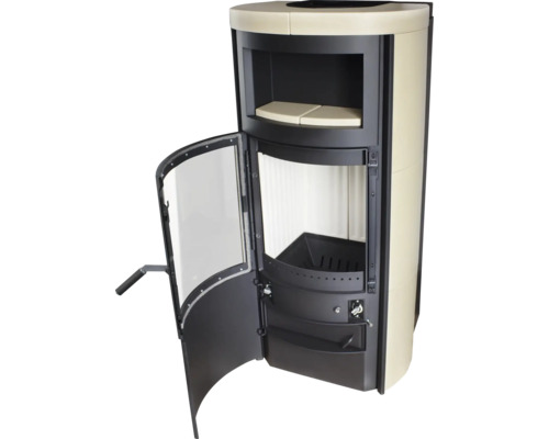 Poêle à bois avec porte ouverte