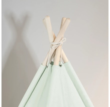 Gros plan d''un tipi avec des poteaux en bois et une couverture en tissu