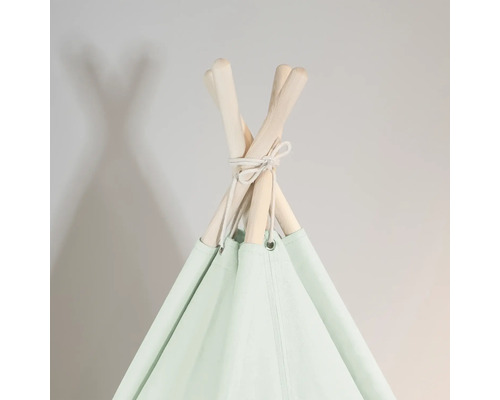 Gros plan d''un tipi avec des poteaux en bois et une couverture en tissu