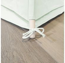 Détail d''une tente de jeu avec bâton en bois et fixation en tissu