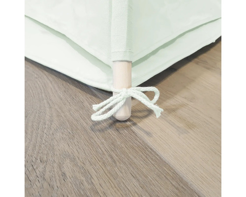 Détail d''une tente de jeu avec bâton en bois et fixation en tissu