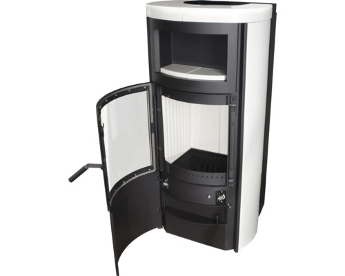 Kaminofen mit offener Tür für den Innenbereich