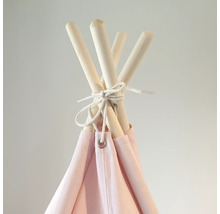 Vue détaillée d''une tente de jeu avec des bâtons en bois et un revêtement en tissu