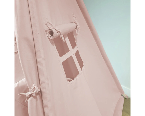 Vue détaillée d''une tente de jeux avec fenêtre et rideau enroulé