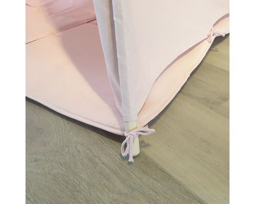 Gros plan d''un tipi avec tissu rose et structure en bois