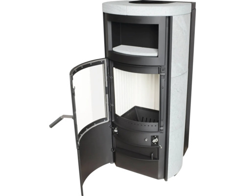Poêle cheminée avec porte ouverte