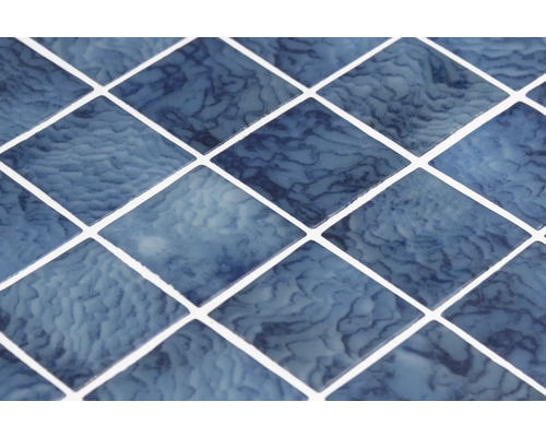 Gros plan de carreaux de mosaïque bleus avec effet marbré