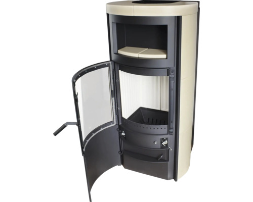 Poêle à bois avec porte vitrée ouverte