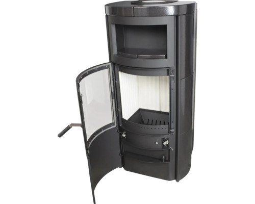 Kaminofen mit offener Tür und Brennholzfach