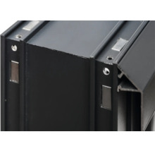 Detailansicht eines schwarzen Aluminiumprofils mit Schraublöchern und Magneten