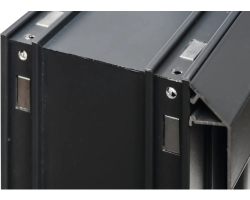 Detailansicht eines schwarzen Aluminiumrahmens mit Magneten und Schraubenlöchern