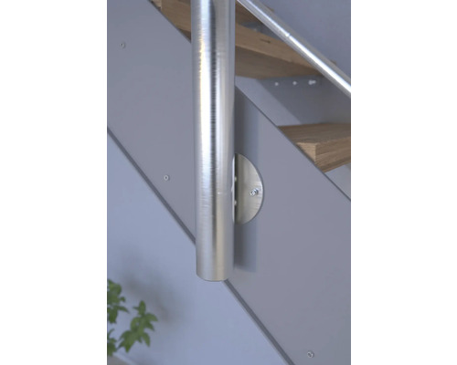 Gros plan d''un escalier avec poteau de garde-corps