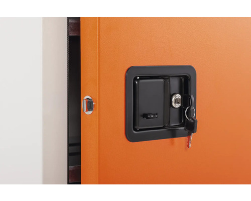 Gros plan d''une armoire métallique avec une clé dans la serrure