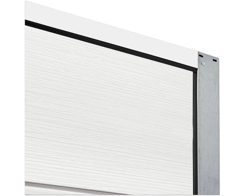 Vue détaillée d''une porte de garage blanche avec cadre en acier