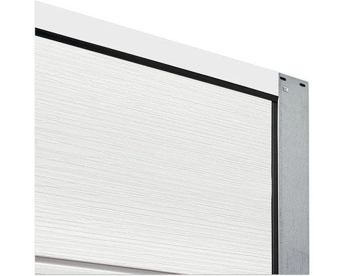 Gros plan d''une porte de garage blanche avec une structure horizontale