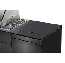 Vue détaillée d''une cuisine de grill noire avec commandes et couvercle