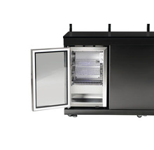 Réfrigérateur à boissons avec façade en verre et porte ouverte, équipé d''étagères pour le stockage des boissons.