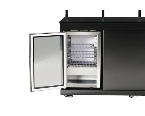Réfrigérateur à boissons avec façade en verre et porte ouverte, équipé d''étagères pour le stockage des boissons.