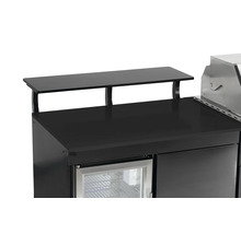 Vue détaillée d''une cuisine d''extérieur noire avec plan de travail et étagère