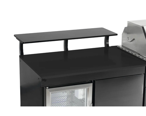 Vue détaillée d''une cuisine d''extérieur noire avec plan de travail et étagère