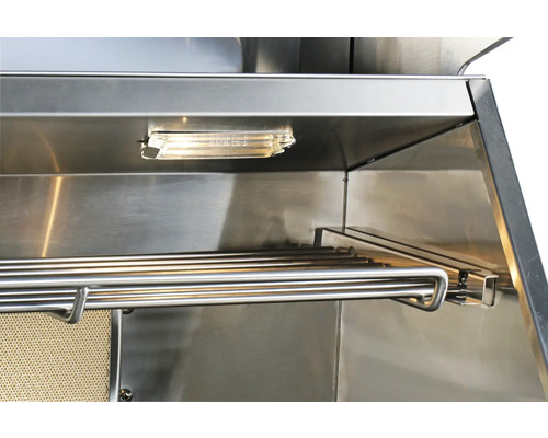 Intérieur d''un gril en acier inoxydable avec éclairage et grille de maintien au chaud