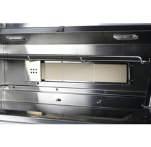 Intérieur d''un gril avec brûleur infrarouge