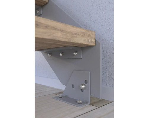 Vue détaillée d''une fixation d''escalier avec marche en bois et éléments métalliques pour un montage mural sûr.